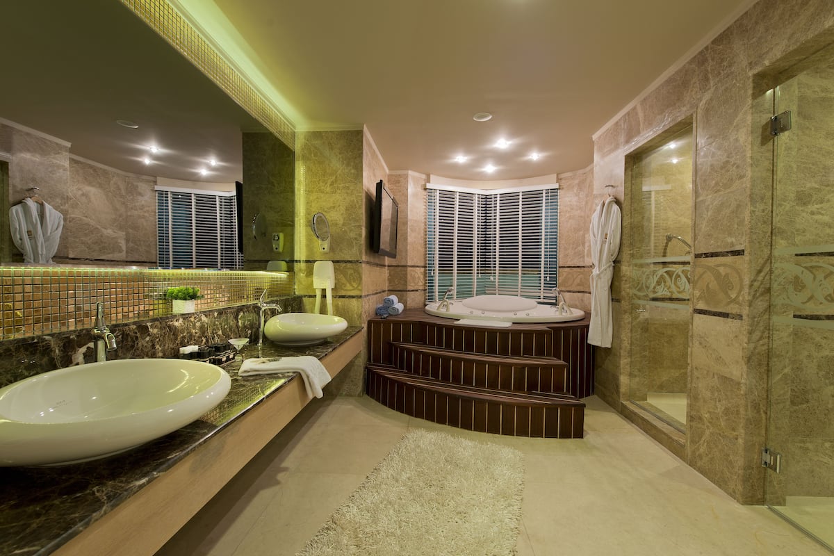 king suite | bathroom | combined shower/bathtub, free toiletries, hair dryer, slippers