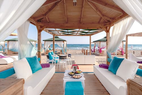 Plage privée, cabines (en supplément), chaises longues, parasols