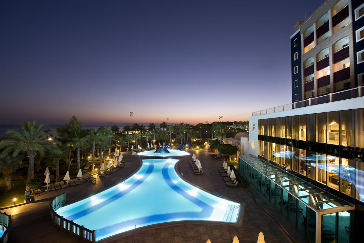 4 indoor pools, 8 outdoor pools, pool umbrellas, pool loungers