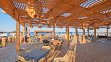 Privatstrand, Cabañas (gegen Gebühr), Liegestühle, Sonnenschirme
