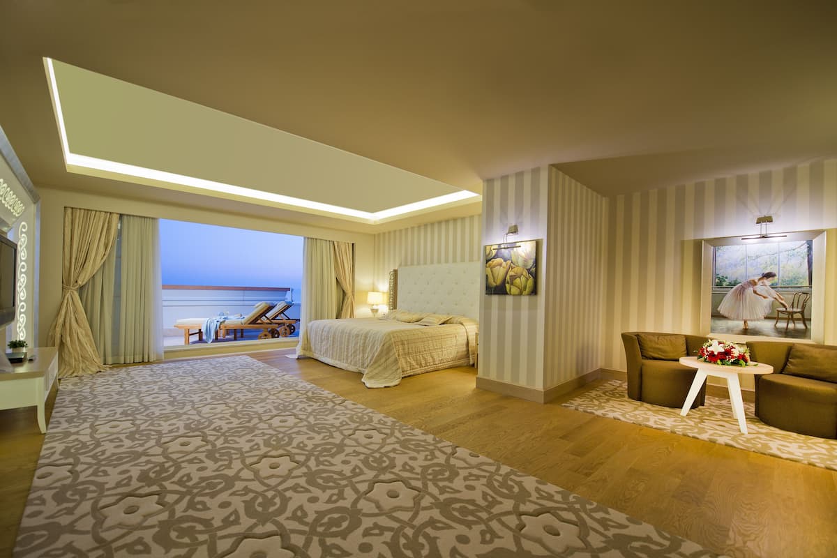 king suite | free minibar, in-room safe, soundproofing, free wifi