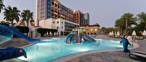 4 indoor pools, 8 outdoor pools, pool umbrellas, pool loungers