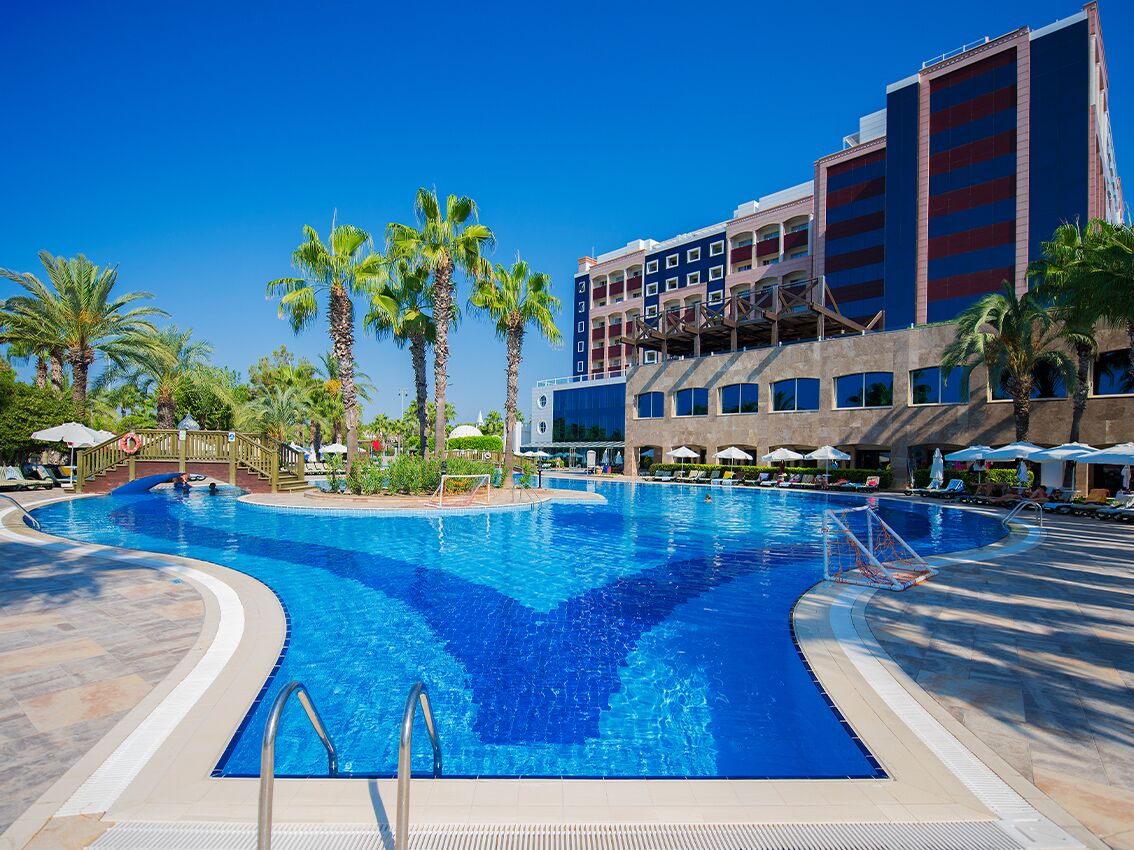 4 piscines couvertes, 8 piscines extérieures, parasols de plage