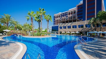 4 piscines couvertes, 8 piscines extérieures, parasols de plage