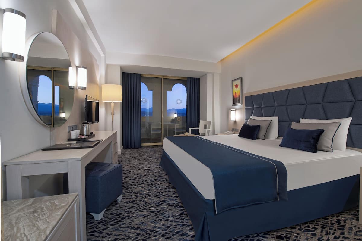 Free minibar, in-room safe, desk, soundproofing