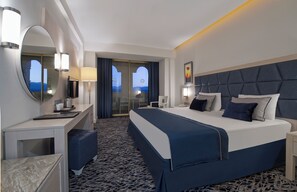 Minibar gratis, brankas, meja kerja, dan kedap suara