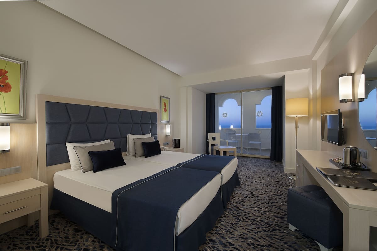 Superior Room Sea Side Room | 迷你吧（备有免费物品）、客房内保险箱、办公桌、隔音