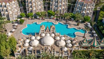 4 kolam renang indoor dan 8 kolam renang outdoor