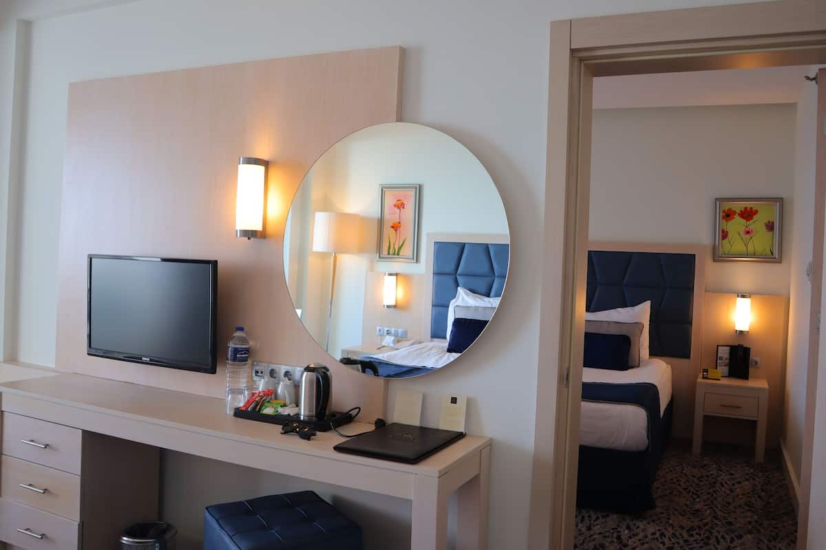 Free minibar, in-room safe, desk, soundproofing