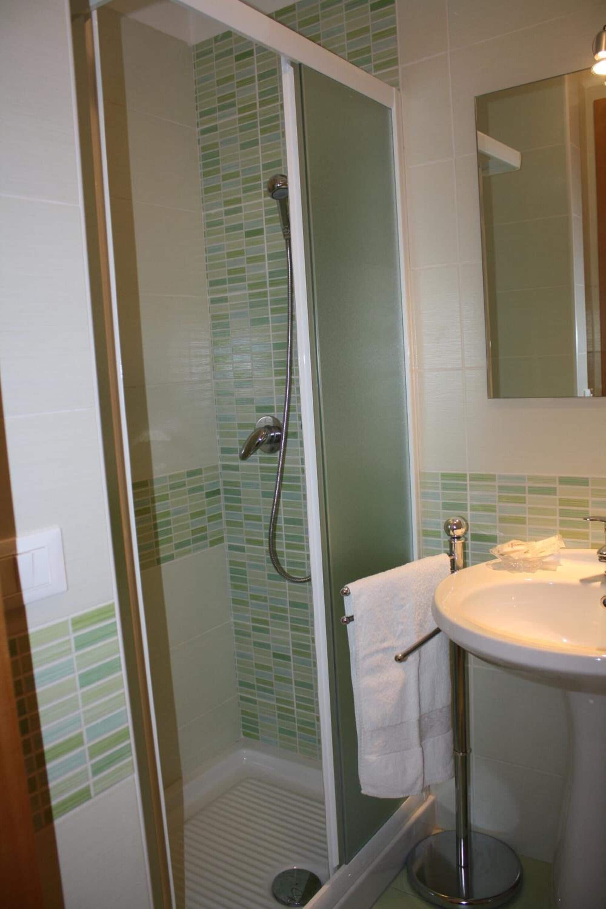 تجهيزات دش، مستلزمات مجانية للعناية الشخصية، مجففات شعر، مراحيض شطف