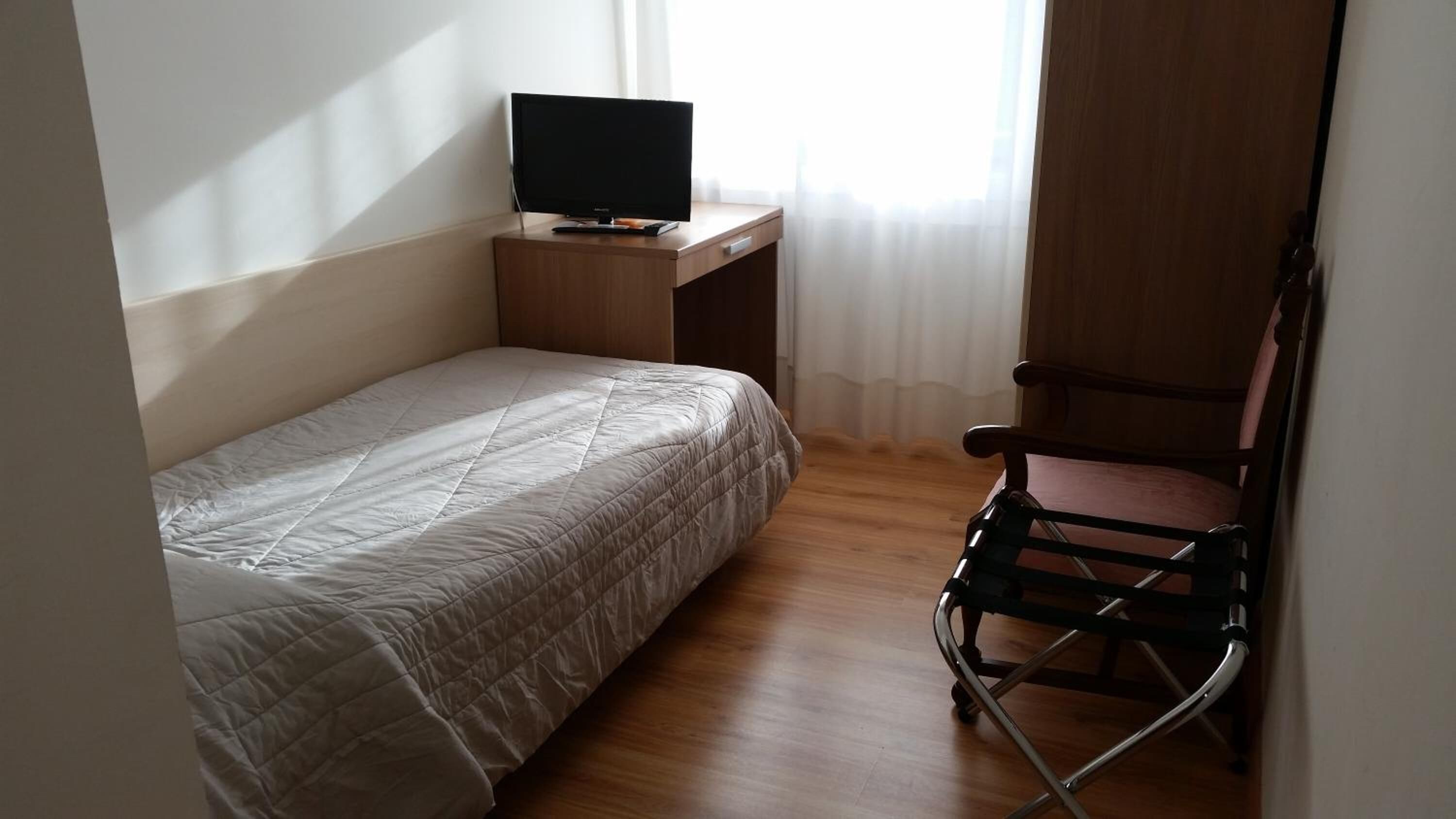 desk, free wifi, bed sheets