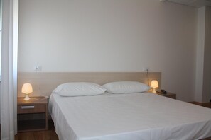 書桌、免費無線上網、床單