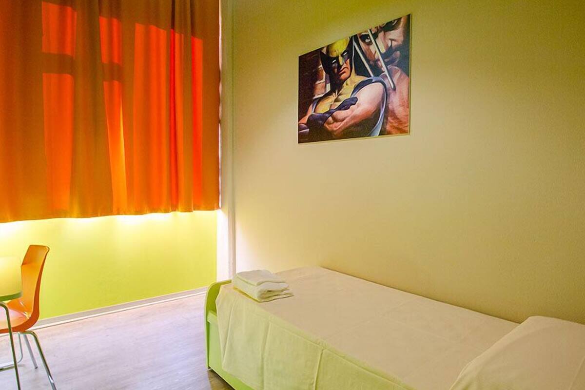 Single Room | In-room safe, desk, WiFi (free)