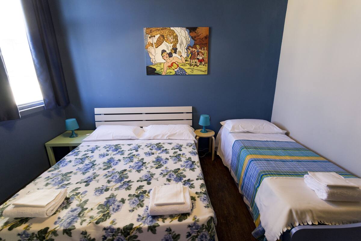 Comfort Triple Room | In-room safe, desk, WiFi (free)