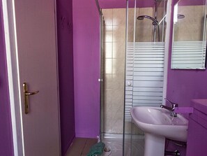 Shower, rainfall showerhead, free toiletries, hair dryer - WOW Florence - Hostel (Florence)