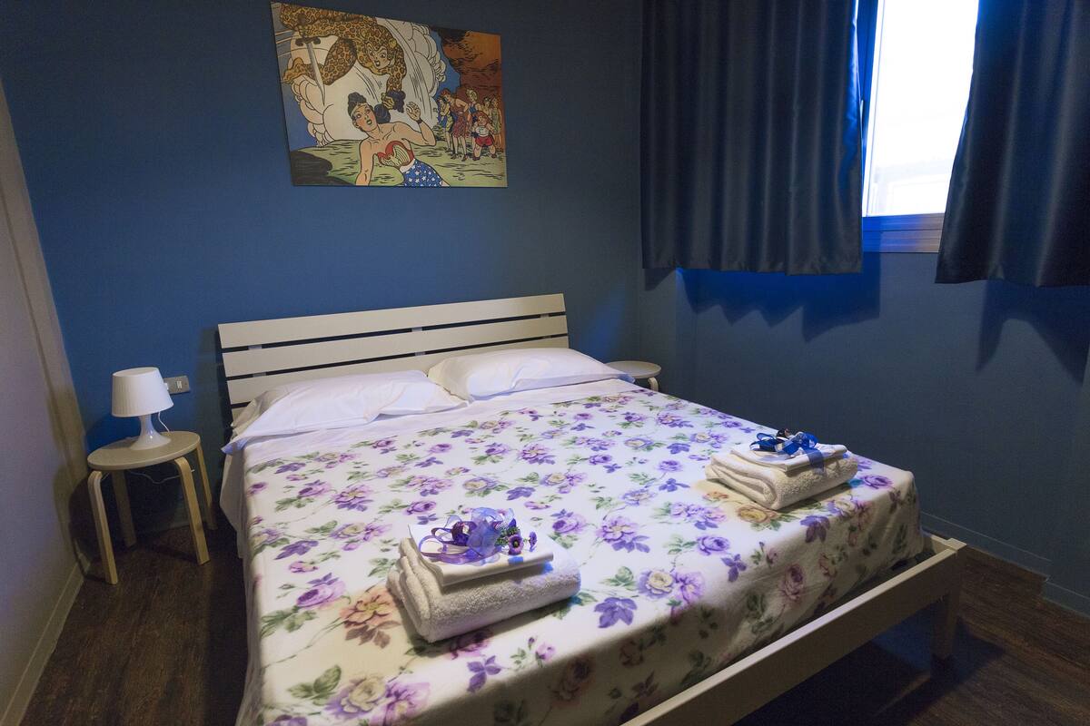 In-room safe, desk, WiFi (free)