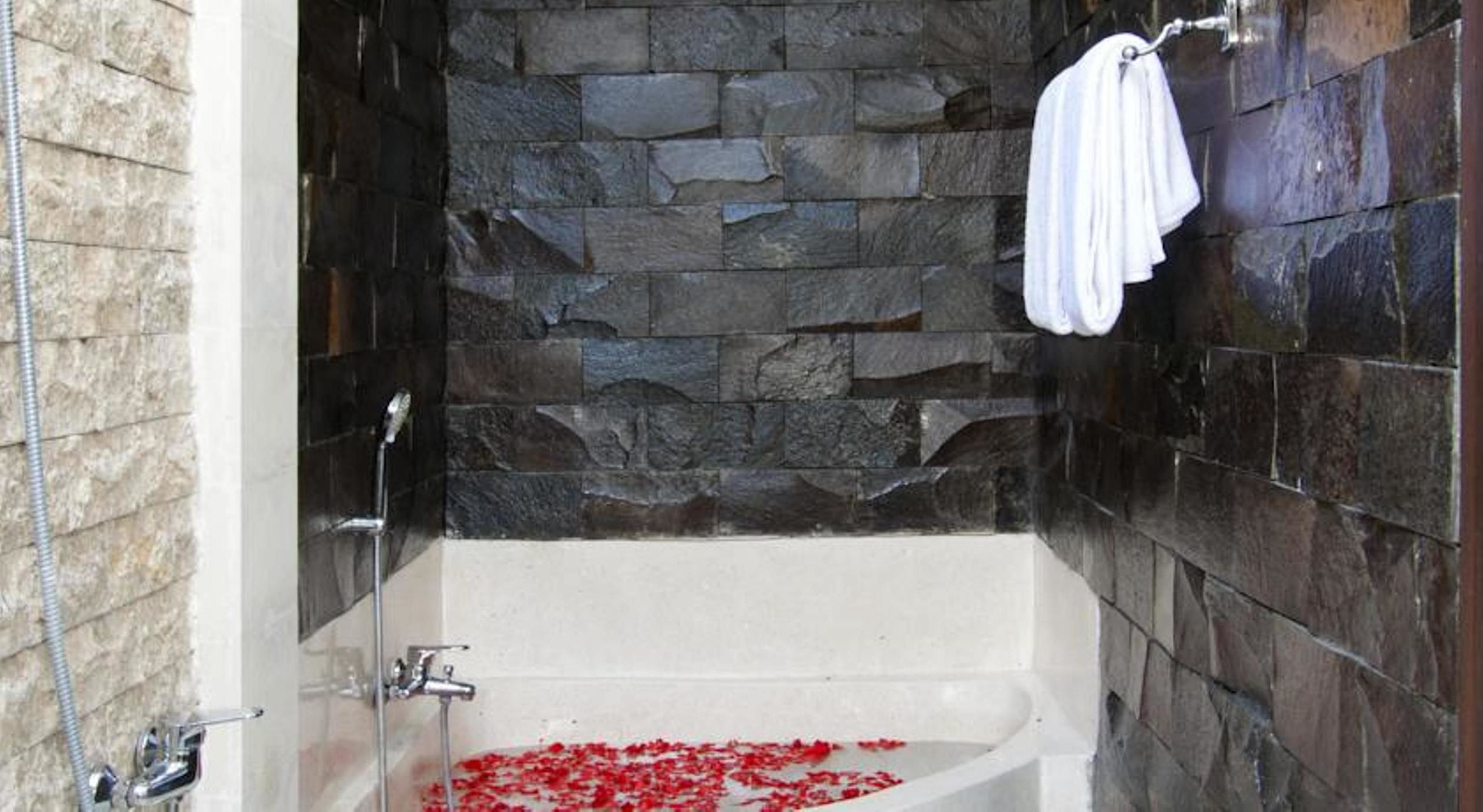 Vila, 3 kamar tidur, kolam renang pribadi | Kamar mandi | Bathtub dan shower terpisah dan bathtub besar