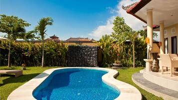 2 outdoor pools