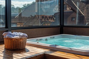 Bañera de hidromasaje cubierta