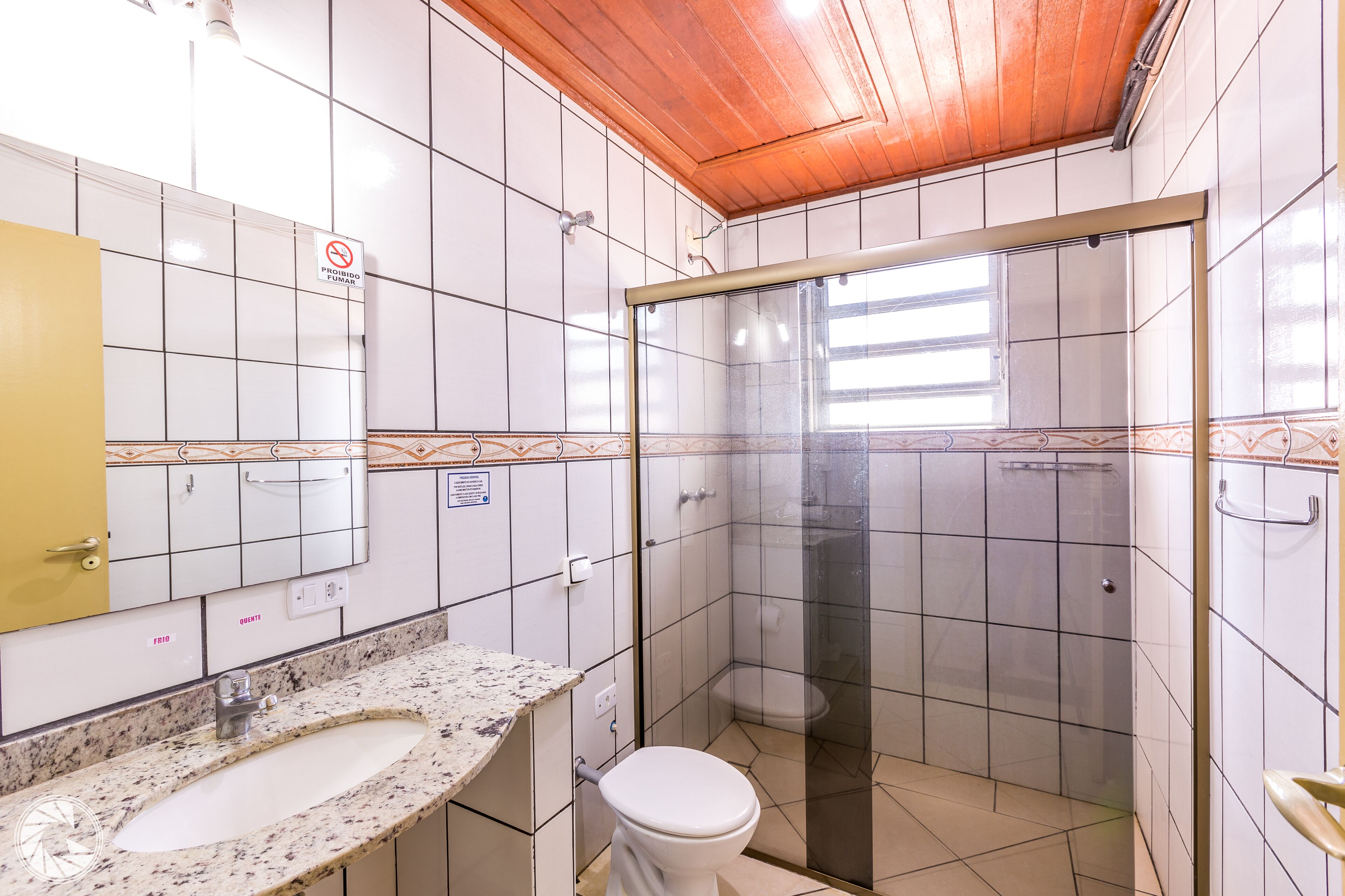 Suihku, ilmaiset hygieniatuotteet, hiustenkuivaaja, pyyhkeet