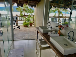 Presidential Room | Bathroom | Shower, hair dryer, bidet, towels - Hotel Boutique Ananas (Ilhabela)