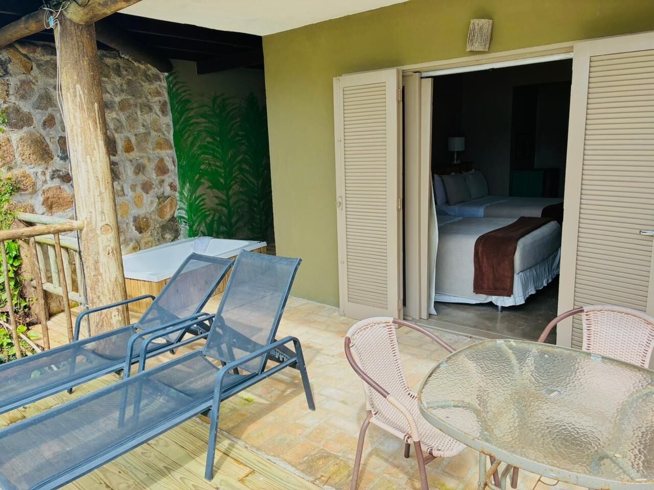 Una habitación con una cama, una mesa y dos sillas.