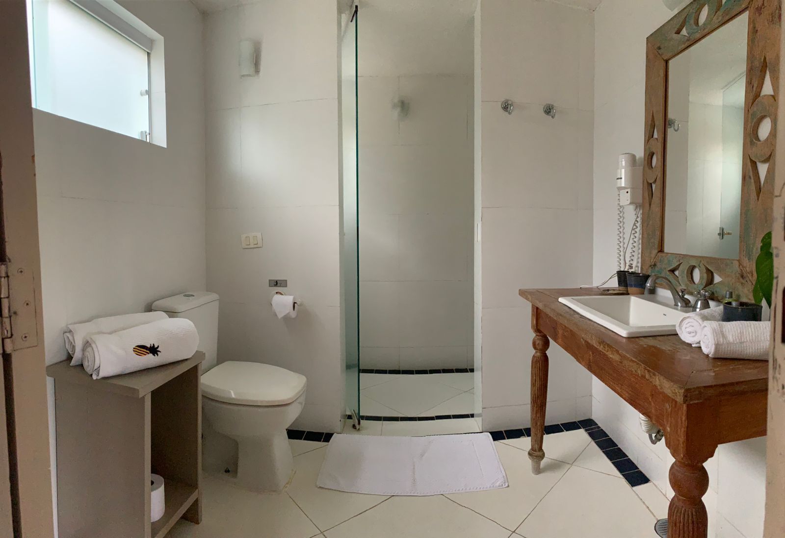 Baño con inodoro, lavabo y ducha.