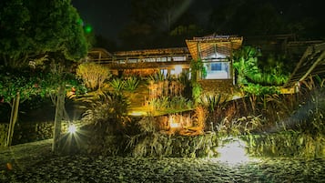 Façade de l’hébergement - soirée/nuit