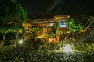 Fassade der Unterkunft – Abend/Nacht