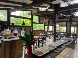 Free daily buffet breakfast  - Hotel Boutique Ananas (Ilhabela)