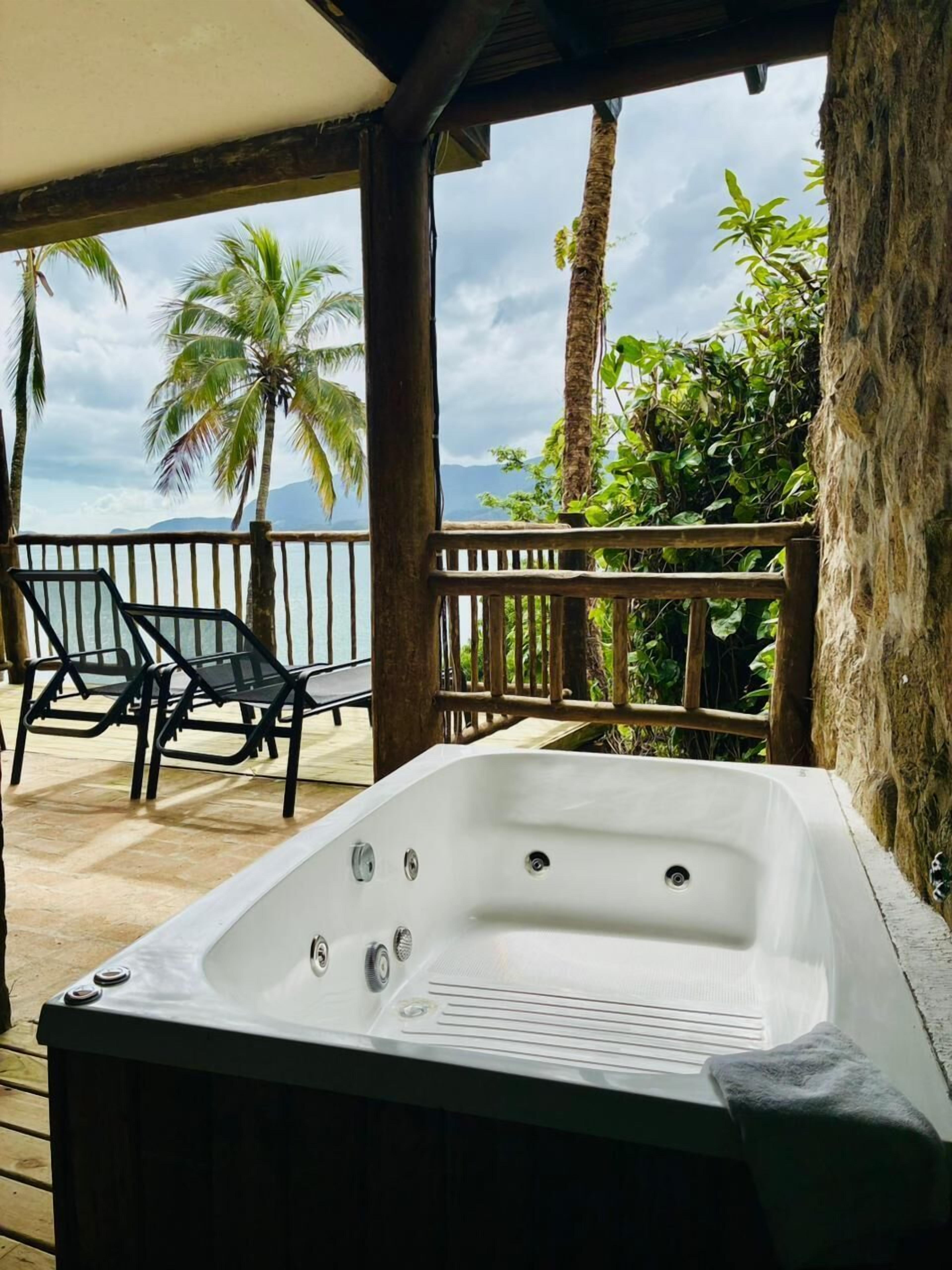 Family Room, Jetted Tub | Jetted bathtub