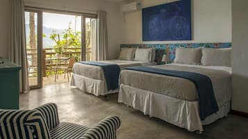 Quarto família, banheira de hidromassagem | Frigobar, Wi-Fi de cortesia, roupa de cama