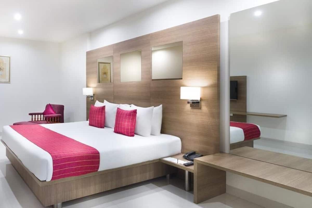 In-room safe, soundproofing, iron/ironing board, free WiFi