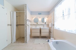 Cottage, 4 Bedrooms (130qm) | Bathroom | Shower, hair dryer, towels