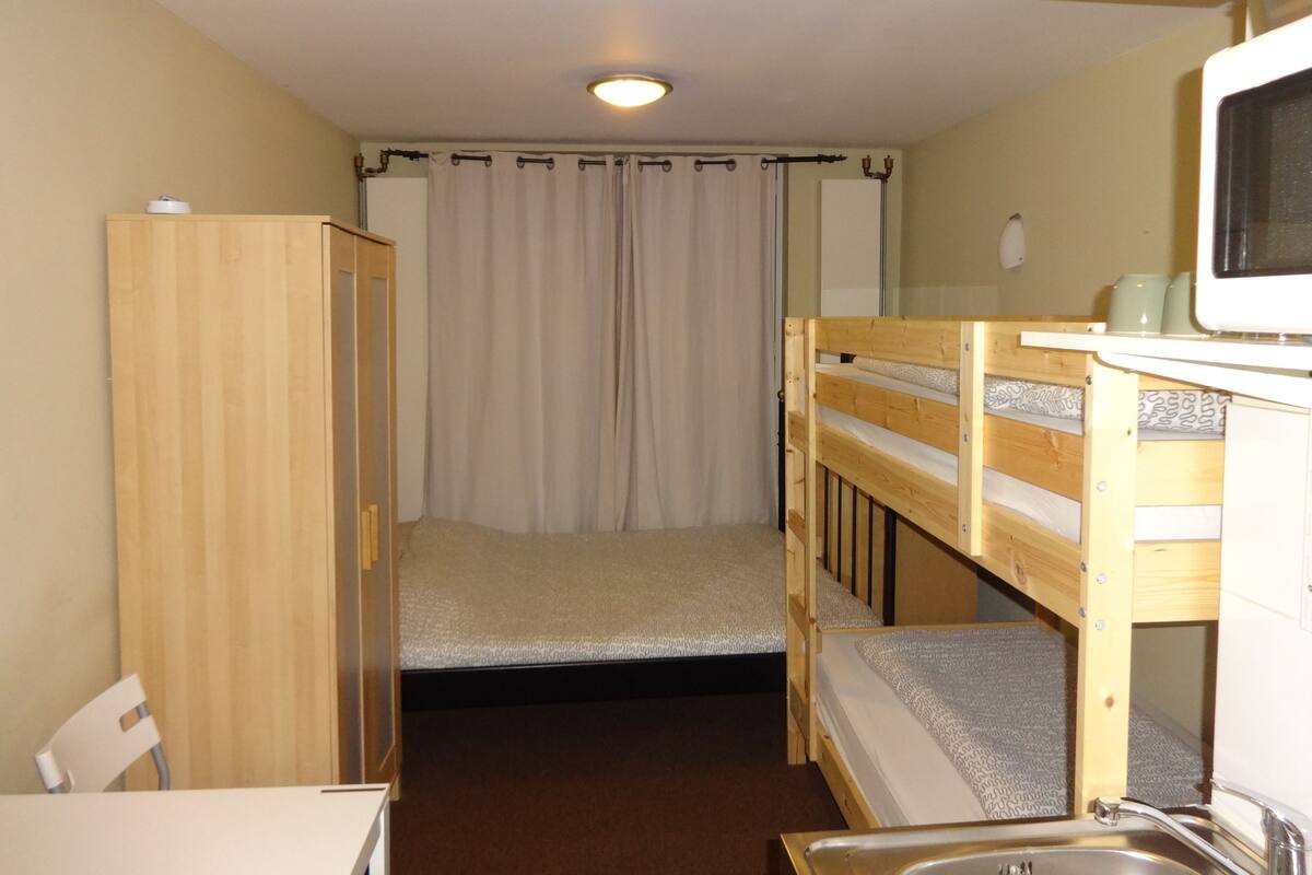 Basic Quadruple Room | Living area | TV