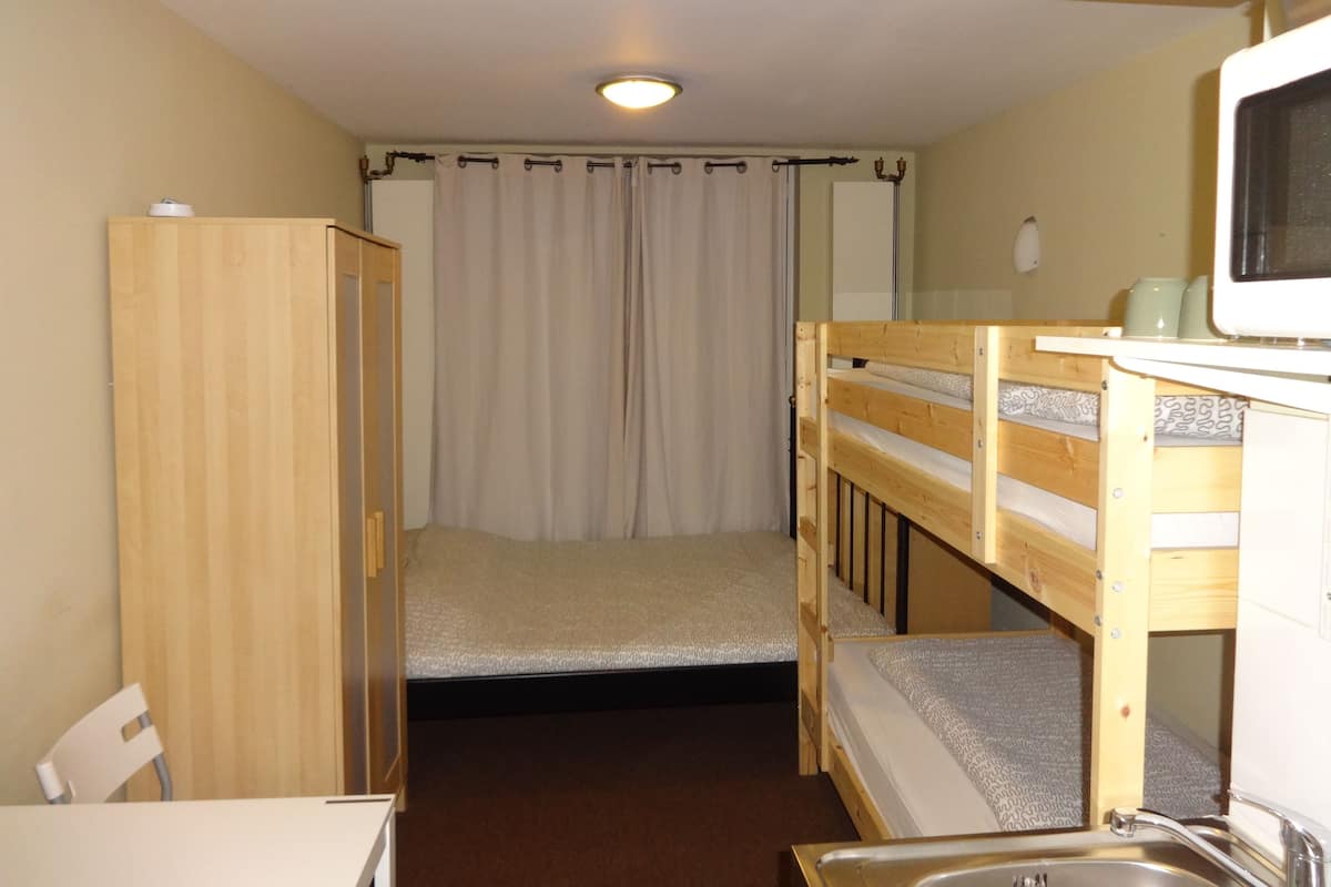 Chambre quadruple de base | Aire de séjour | Téléviseur