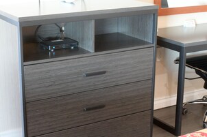 Escritorio, cortinas blackout y tabla de planchar con plancha 