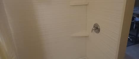Douche, douche à « effet pluie », articles de toilette gratuits