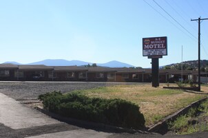 Un motel con un letrero que anuncia desayuno continental gratuito, WiFi gratuito y tarifas diarias bajas.