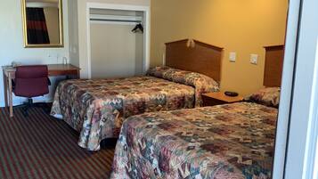 Rom – standard, 2 queensize-senger | Skrivebord, blendingsgardiner, strykejern/-brett og wi-fi (inkludert)