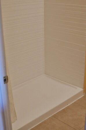 Desk, blackout drapes, iron/ironing board, free WiFi - A-1 Budget Motel (Klamath Falls)