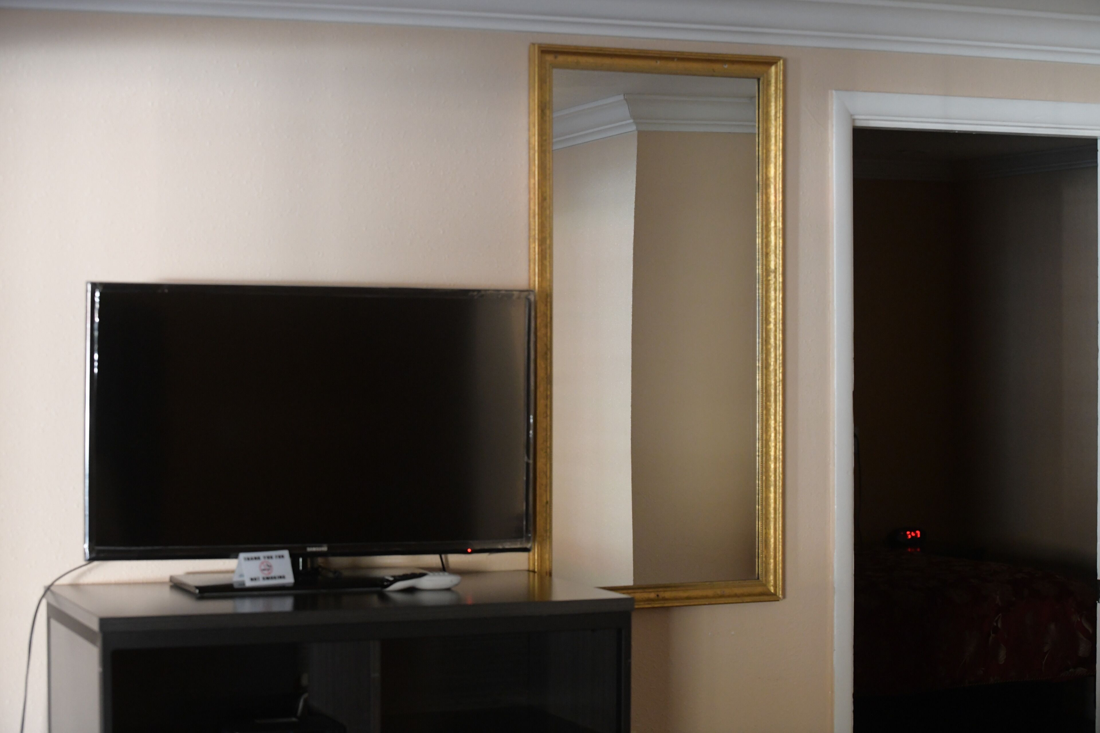 Escritorio, cortinas opacas, tabla de planchar con plancha y wifi gratis