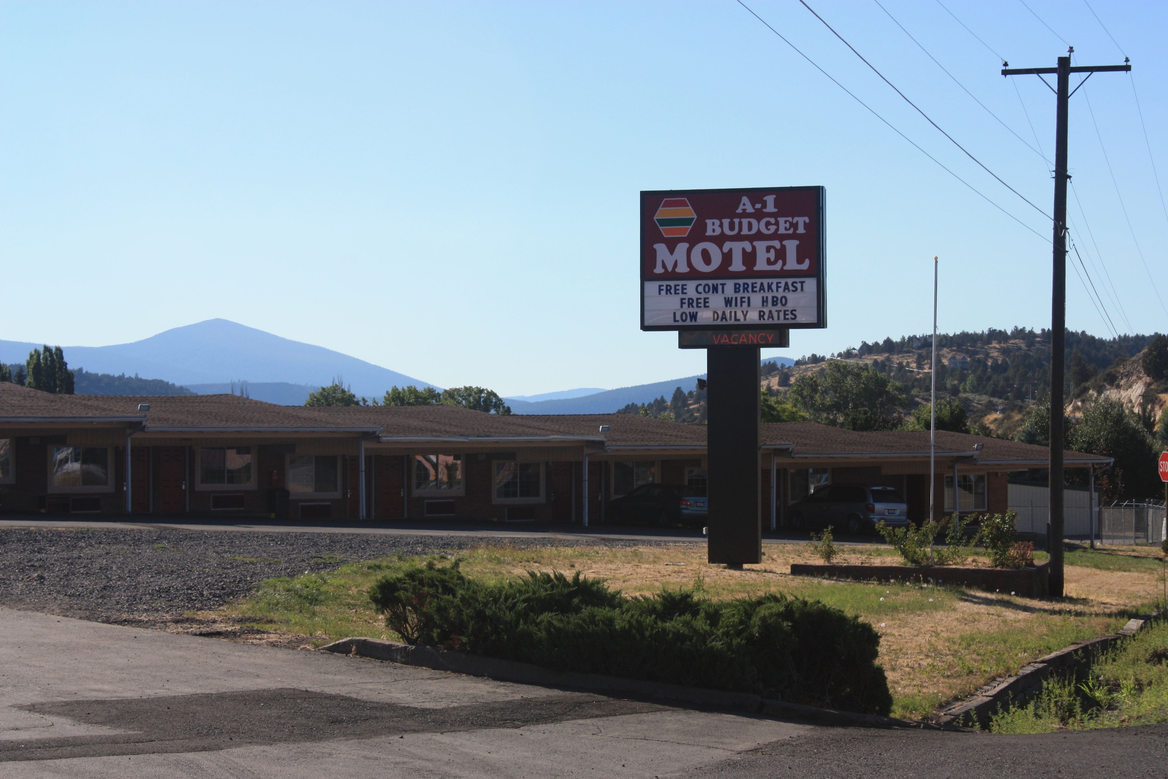 Señal de motel que ofrece desayuno continental gratuito, acceso a WiFi sin costo y tarifas diarias económicas.