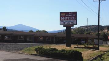Señal de motel que ofrece desayuno continental gratuito, acceso a WiFi sin costo y tarifas diarias económicas.