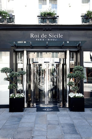 Interior entrance. Roi de Sicile Rivoli