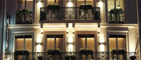 施設の正面 (日没後)