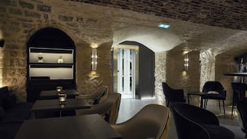 Cocktail bar