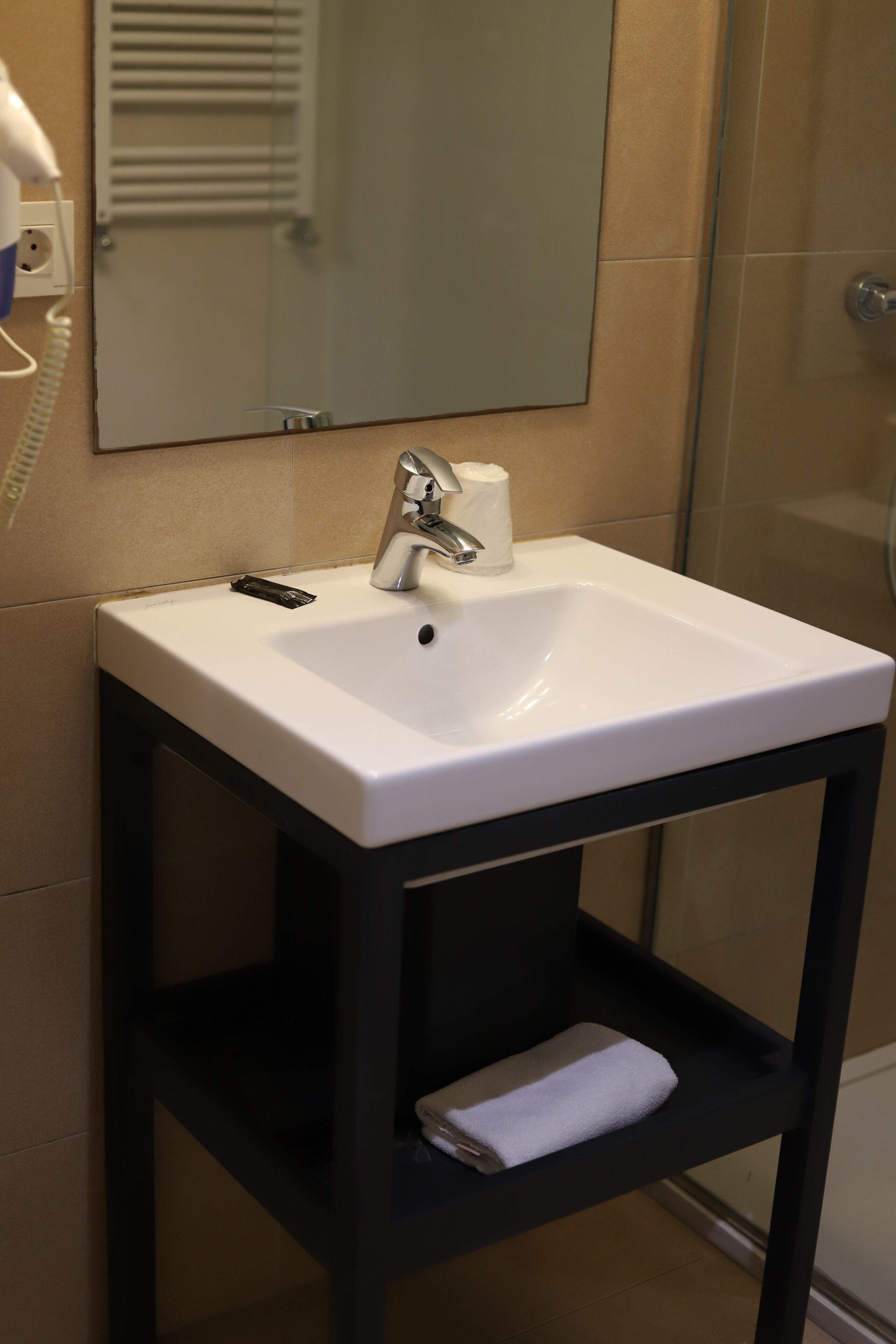 single room | 1 bedroom, hypo-allergenic bedding, desk, blackout curtains