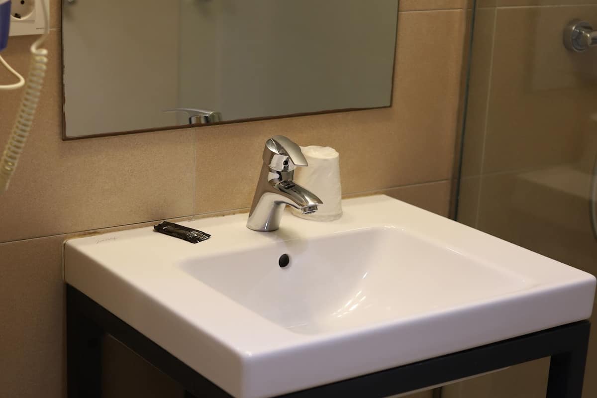 single room | 1 bedroom, hypo-allergenic bedding, desk, blackout curtains