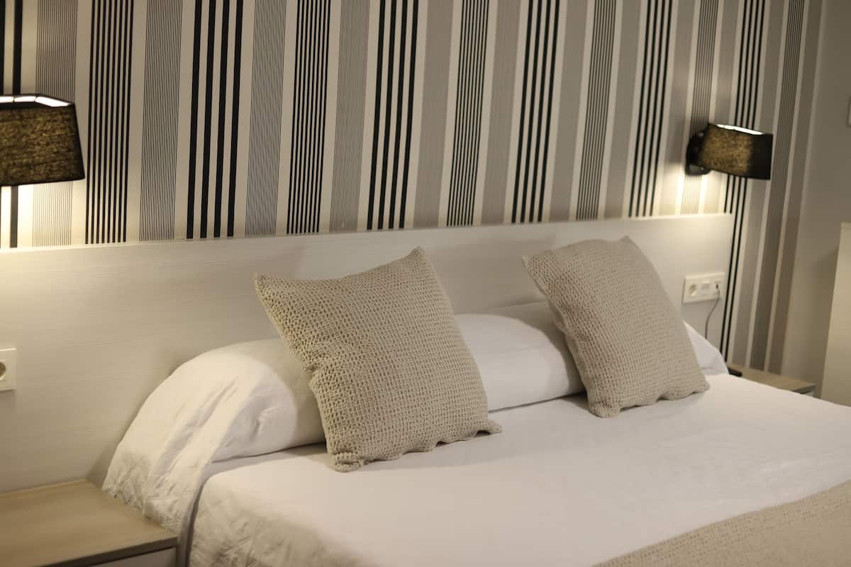 1 slaapkamer, hypoallergeen beddengoed, een bureau